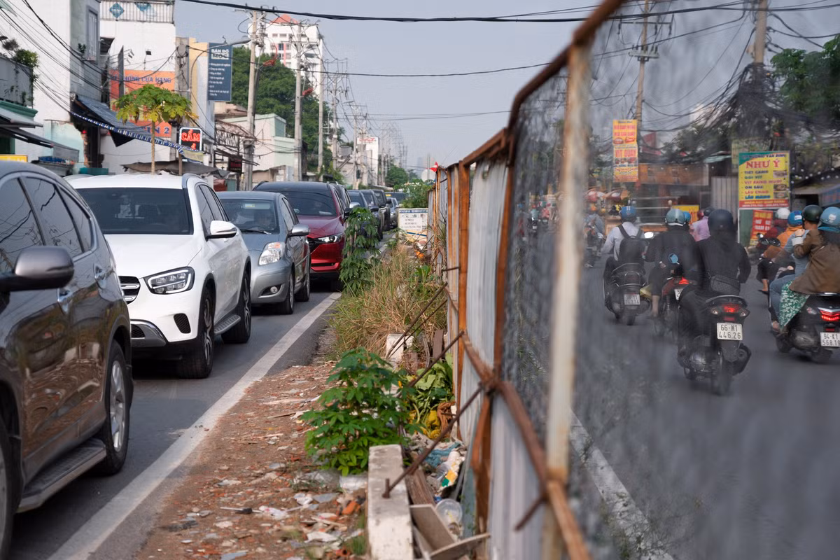 Điểm đầu nút giao An Phú với đường Lương Định Của cũng chưa được mở rộng, thường kẹt xe vào giờ cao điểm. Đường được chia làm hai bởi những tấm tôn, lưới thép. Một làn đường được trải nhựa cao hơn làn còn lại 40-50 cm, người dân đi lại thiếu quan sát cũng dễ bị té ngã.