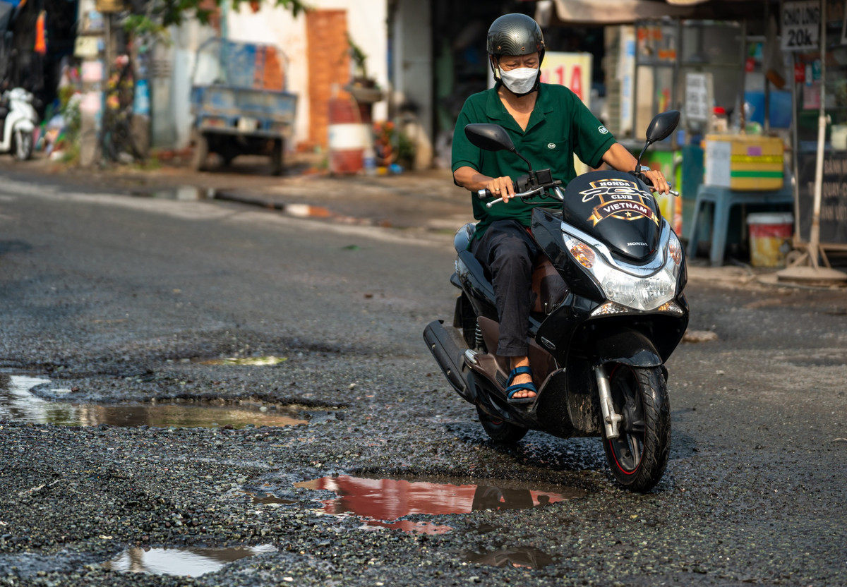 Dự án có tổng mức đầu tư hơn 800 tỷ đồng, đường được thiết kế rộng 30 m với 6 làn xe. Tuy nhiên, tuyến đường tới nay vẫn chi chít "ổ voi, ổ gà", nước đọng gây nguy hiểm cho người đi đường.