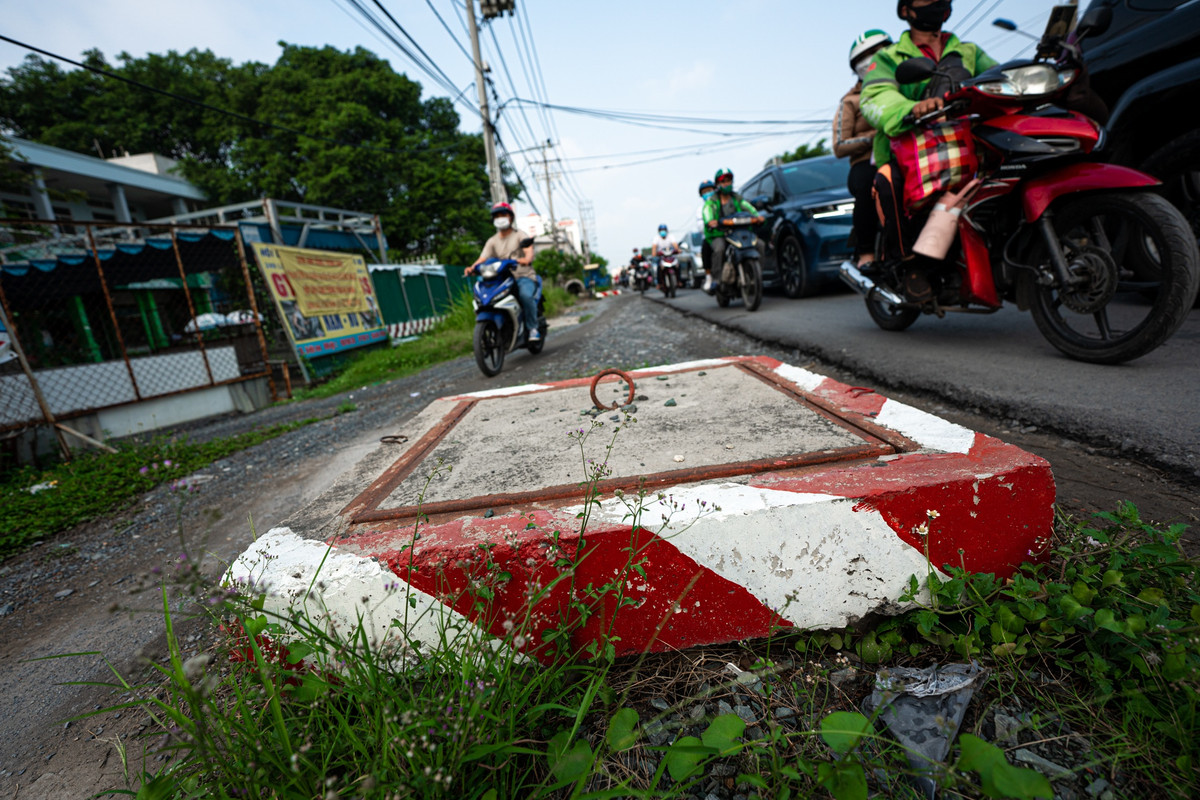 Miệng cống thoát nước trồi lên giữa đường, gây nguy hiểm cho người tham gia giao thông. 