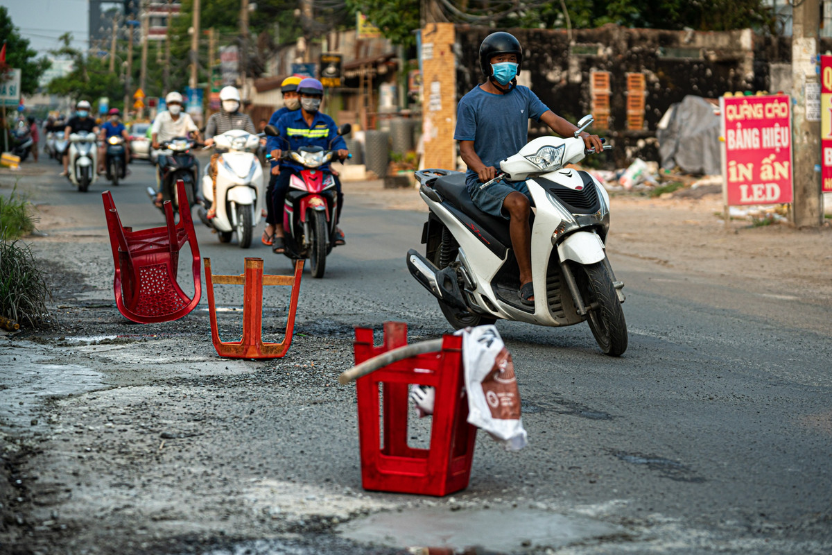 "Nhiều ổ gà hình thành trước nhà khiến người đi qua đây thường xuyên bị té ngã. Vì vậy, tôi đành dùng ghế để làm cảnh báo. Tôi mong tuyến đường mau sớm hoàn thành để người dân đi lại thuận tiện hơn", chị Nguyễn Thị Mỹ, người dân sinh sống tại đây, chia sẻ.