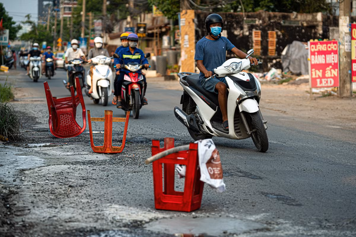 "Nhiều ổ gà hình thành trước nhà khiến người đi qua đây thường xuyên bị té ngã. Vì vậy, tôi đành dùng ghế để làm cảnh báo. Tôi mong tuyến đường mau sớm hoàn thành để người dân đi lại thuận tiện hơn", chị Nguyễn Thị Mỹ, người dân sinh sống tại đây, chia sẻ.