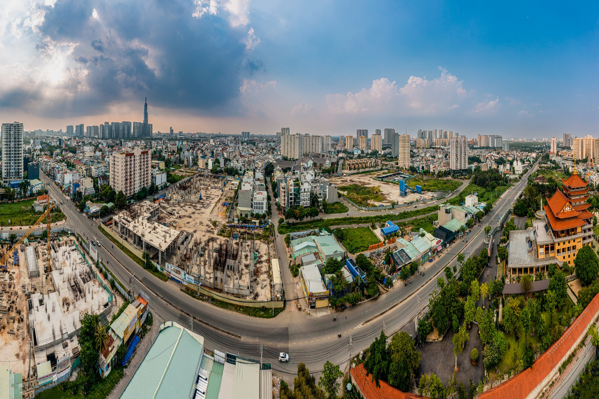 Được dự kiến hoàn thành sau 2 năm, nhưng qua hơn 7 năm, dự án mới hoàn thành khoảng 60% khối lượng công việc và đang tạm ngưng thi công do thiếu mặt bằng. Trong ảnh, đoạn đường gần 1,5 km (từ đường Nguyễn Hoàng đến đường D1) đã hoàn thiện. Tuy nhiên, do vướng giải phóng mặt bằng, công trình vẫn chưa tiếp tục thi công.