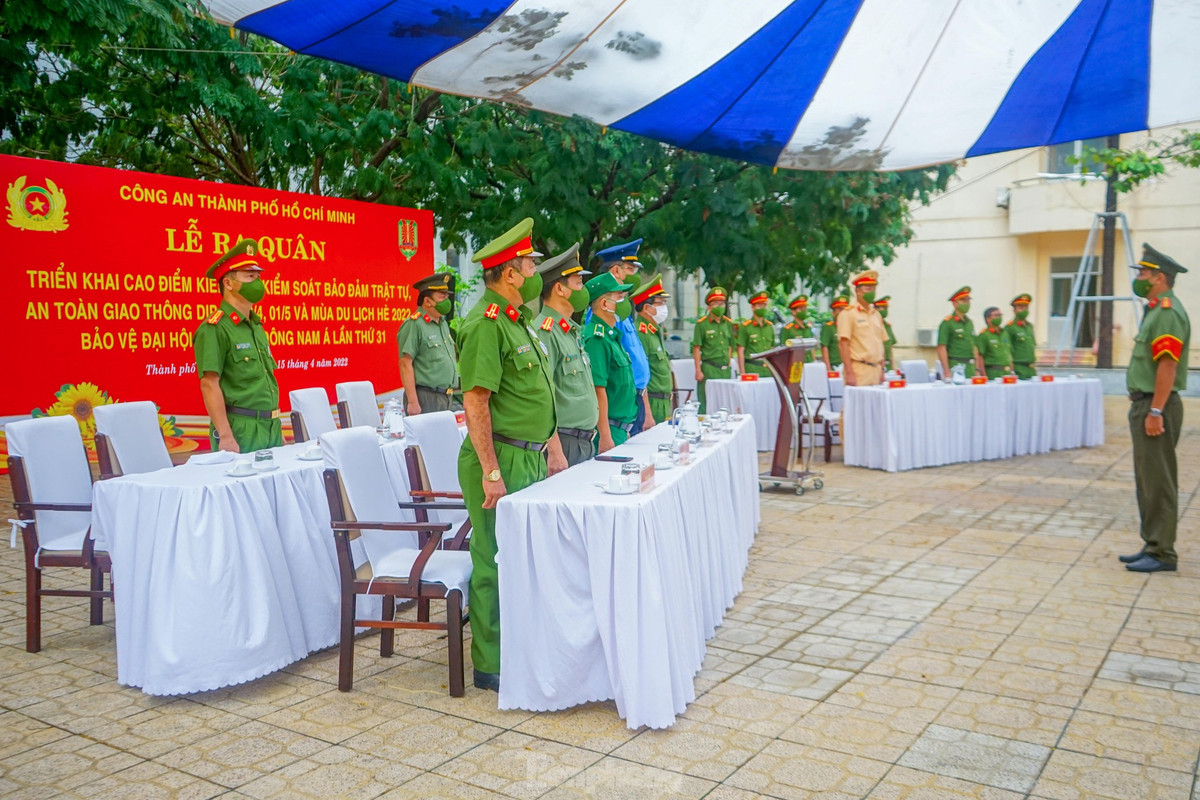 Đại diện Công an TPHCM cùng đại diện của Sở Giao thông vận tải thành phố, Lực lượng TNXP thành phố và nhiều phương tiện tác chiến hiện đại, phương tiện xe cộ đặc chủng được Công an TPHCM triển khai trong ngày ra quân.