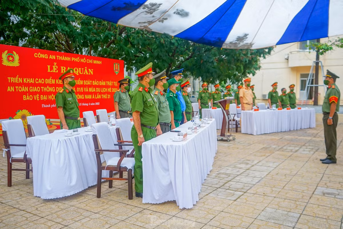Đại diện Công an TPHCM cùng đại diện của Sở Giao thông vận tải thành phố, Lực lượng TNXP thành phố và nhiều phương tiện tác chiến hiện đại, phương tiện xe cộ đặc chủng được Công an TPHCM triển khai trong ngày ra quân.