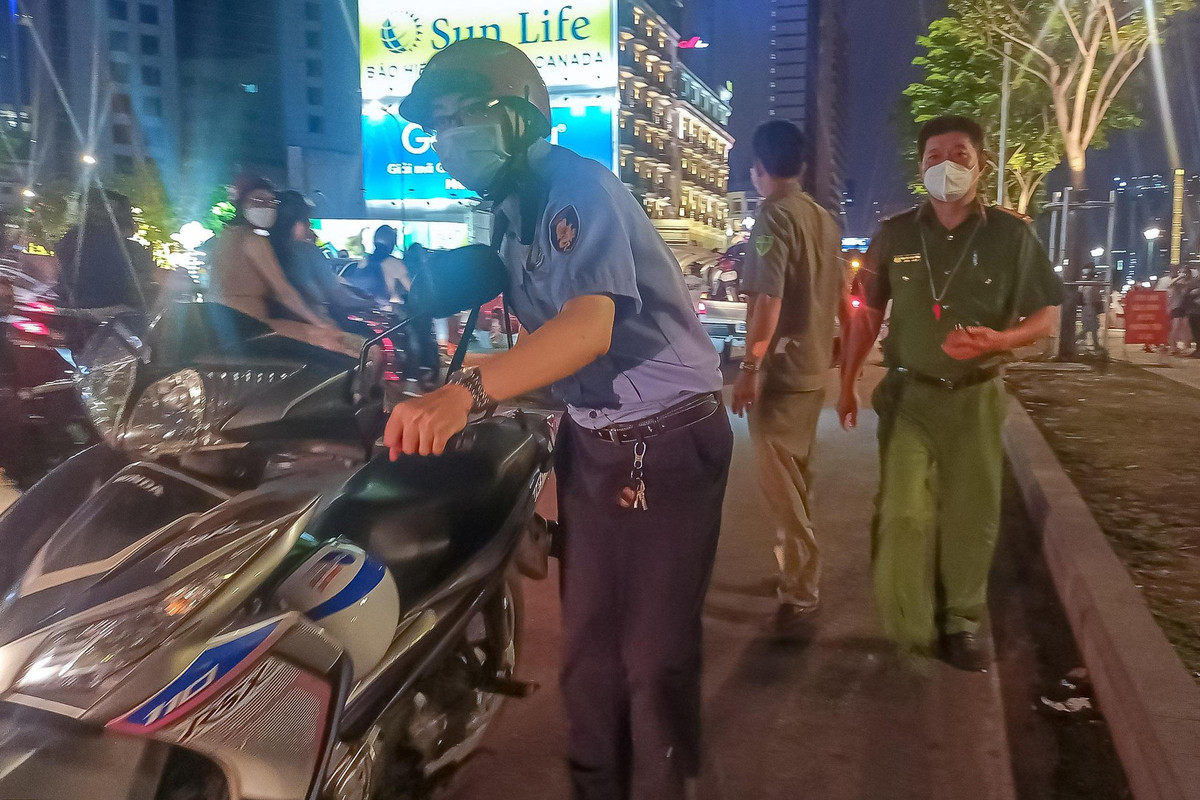 Đồng thời, CATP cũng sẽ có kiến nghị kiên quyết loại bỏ các điểm trông giữ xe không có giấy phép, họp chợ tự phát, buôn bán hàng rong,... trên các tuyến giao thông trọng điểm, phức tạp về tình hình TTATGT.