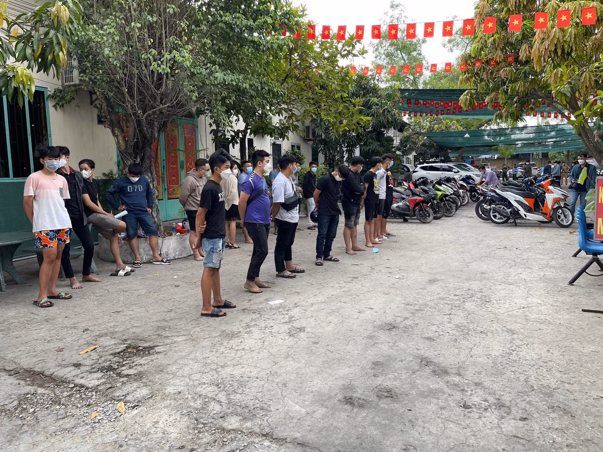 Kịp thời phát hiện ngăn chặn các đối tượng đua xe gây rối trật tự công cộng và các hành vi đưa người Việt Nam xuất cảnh trái phép, người nước ngoài nhập cảnh Việt Nam trái phép đi trên các phương tiện giao thông đường bộ, đường sắt, đường thủy.