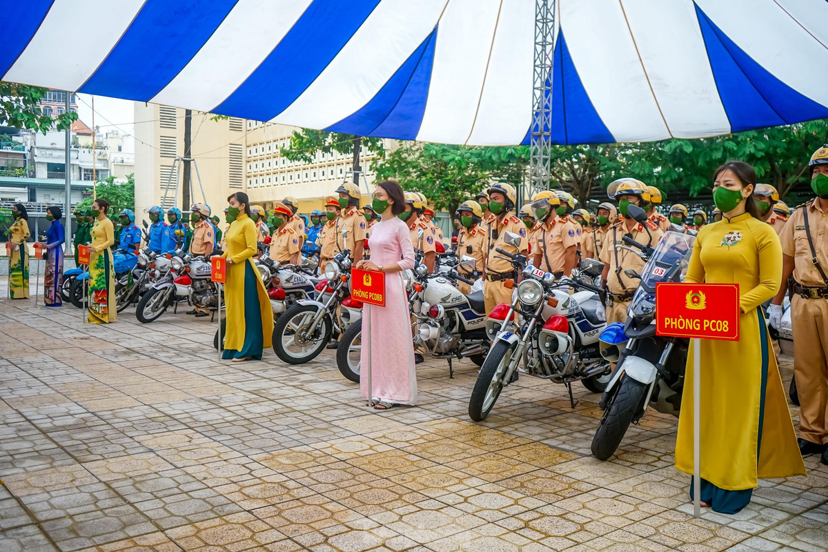 Bên cạnh đó, lực lượng CATP sẽ tiếp tục đẩy mạnh công tác tuyên truyền và giáo dục pháp luật cho người dân, đặc biệt là đối tượng thanh thiếu niên, học sinh, sinh viên; phối hợp với các tổ chức chính trị - xã hội tuyên truyền, vận động Nhân dân tích cực tham gia bảo đảm TTATGT và đấu tranh phòng, chống tội phạm trên các tuyến giao thông.