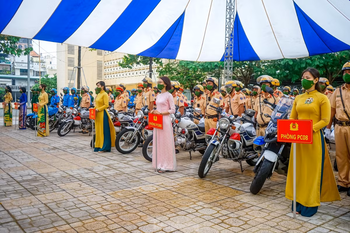 Bên cạnh đó, lực lượng CATP sẽ tiếp tục đẩy mạnh công tác tuyên truyền và giáo dục pháp luật cho người dân, đặc biệt là đối tượng thanh thiếu niên, học sinh, sinh viên; phối hợp với các tổ chức chính trị - xã hội tuyên truyền, vận động Nhân dân tích cực tham gia bảo đảm TTATGT và đấu tranh phòng, chống tội phạm trên các tuyến giao thông.