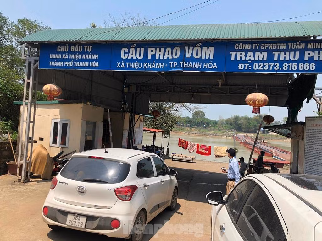 Để có kinh phí duy tu, sửa chữa, nâng cấp cầu phao hàng năm, hiện Cty Tuấn Minh đã lập trạm thu phí bán vé qua cầu cho phương tiện qua lại.