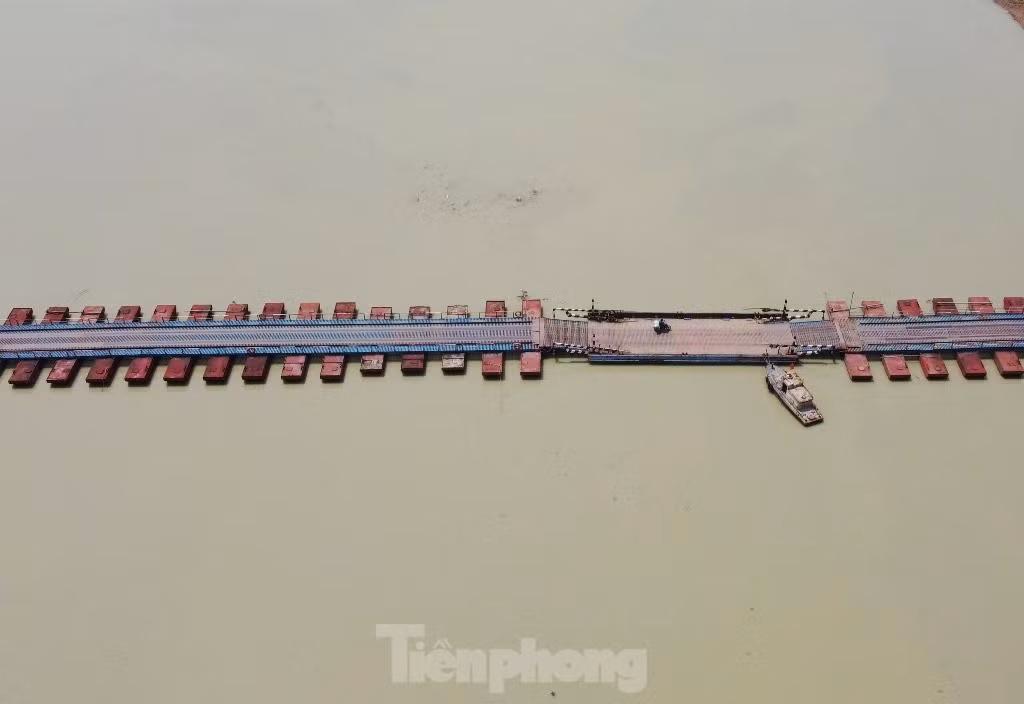 Vào mùa mưa nước sông lên cao, cầu vẫn tiềm ẩn nguy cơ rủi ro, tai nạn đường thủy.