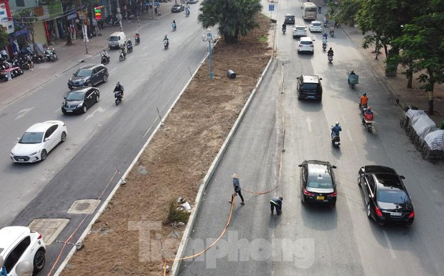 Với những đoạn đã hoàn thiện xong, công nhân từng bước dỡ rào, dây cảnh báo công trường để phương tiện lưu thông. Ban Duy tu, Sở GTVT Hà Nội cho biết, Ban và các đơn vị thi công đang cố gắng hoàn thành kế hoạch dỡ toàn bộ rào thi công trên đường Hoàng Quốc Việt trước đúng ngày nghỉ lễ 30/4, phục vụ giao thông đi lại thuận tiện.