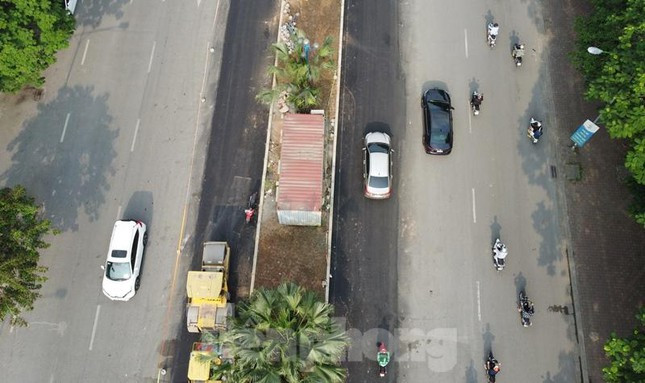 Để mở rộng từ 4 lên 6 làn xe, dự án đã phải di dời, đánh chuyển hàng trăm cây xanh về vườn ươm, sau đó thực hiện xén dải phân cách để mở rộng mỗi bên thêm một làn đường.