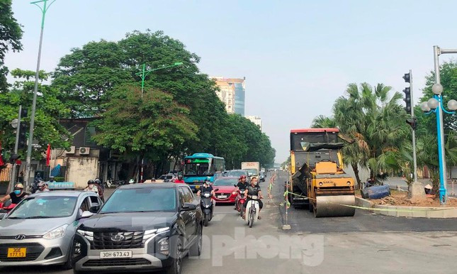 Sau khi các đơn vị thi công hoàn thiện các hạng mục chỉnh trang cuối cùng, phương tiện đi trên đường Hoàng Quốc Việt có thêm 1 làn xe cho mỗi chiều đường, giảm ùn ứ như giờ cao điểm chiều 26/4 thế này.