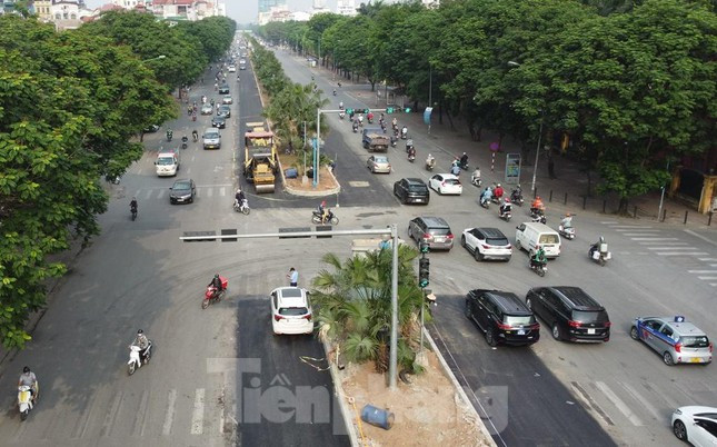 Việc dải phân cách giữa được thu hẹp lại ngoài giúp mở rộng đường, việc này còn giúp cho các nút giao cũng được mở rộng, phương tiện có không gian rẽ phải, rẽ trái, quay đầu... giảm được xung đột.