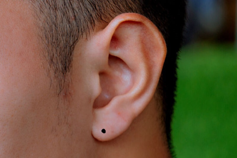 Người có nốt ruồi trên tai thường là người sống nhân nghĩa, thủy chung. Họ là người con có hiếu trong gia đình. Sau khi lập gia đình, sự nghiệp của cả đàn ông và phụ nữ đều thuận lợi, thăng hoa. Người có nốt ruồi này thường có được hôn nhân hạnh phúc, thuận hòa, con cái giỏi giang, hiếu thảo.