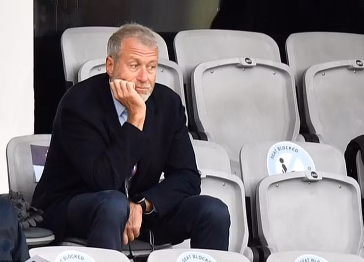 Tỷ phú người Nga Abramovich đã mua lại Chelsea vào tháng 7/2003 với mức phí được báo cáo là 187 triệu USD