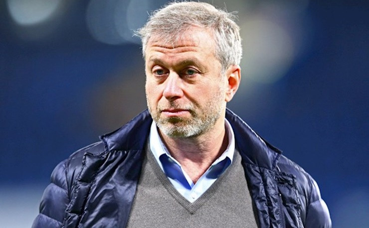 Abramovich đã mua lại công ty dầu khí nhà nước Sibneft với giá khoảng 250 triệu USD vào năm 1995, sau đó bán lại cho chính phủ với giá khoảng 13 tỷ USD một thập kỷ sau đó.