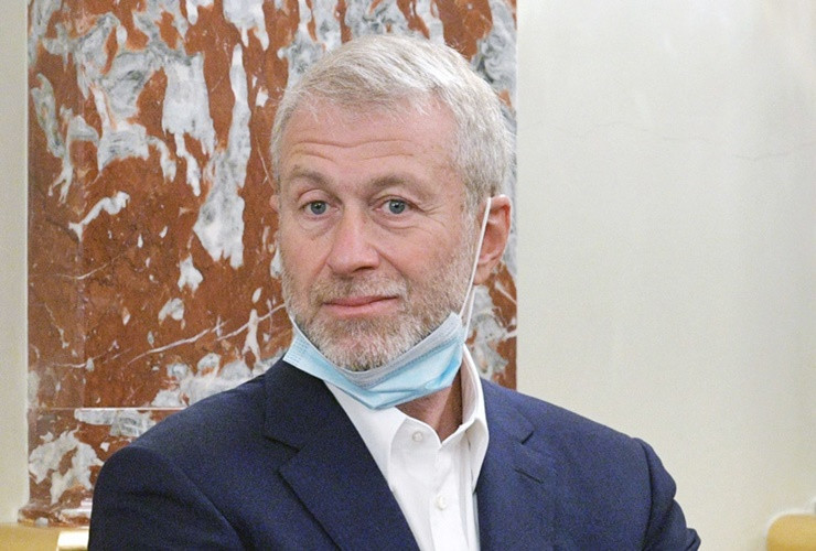 Ông Abramovich là một trong những nhà tài phiệt nổi tiếng nhất của Nga, giàu lên nhờ các ngành công nghiệp dầu mỏ và khai khoáng từ những năm 1990.