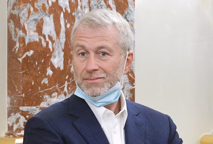 Ông Abramovich là một trong những nhà tài phiệt nổi tiếng nhất của Nga, giàu lên nhờ các ngành công nghiệp dầu mỏ và khai khoáng từ những năm 1990.