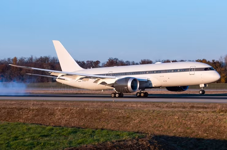 Vị tỷ phú còn sở hữu nhiều máy bay riêng như chiếc Boeing 787-8 Dreamliner trị giá 350 triệu USD, Boeing 767-33A trị giá 80 triệu USD.