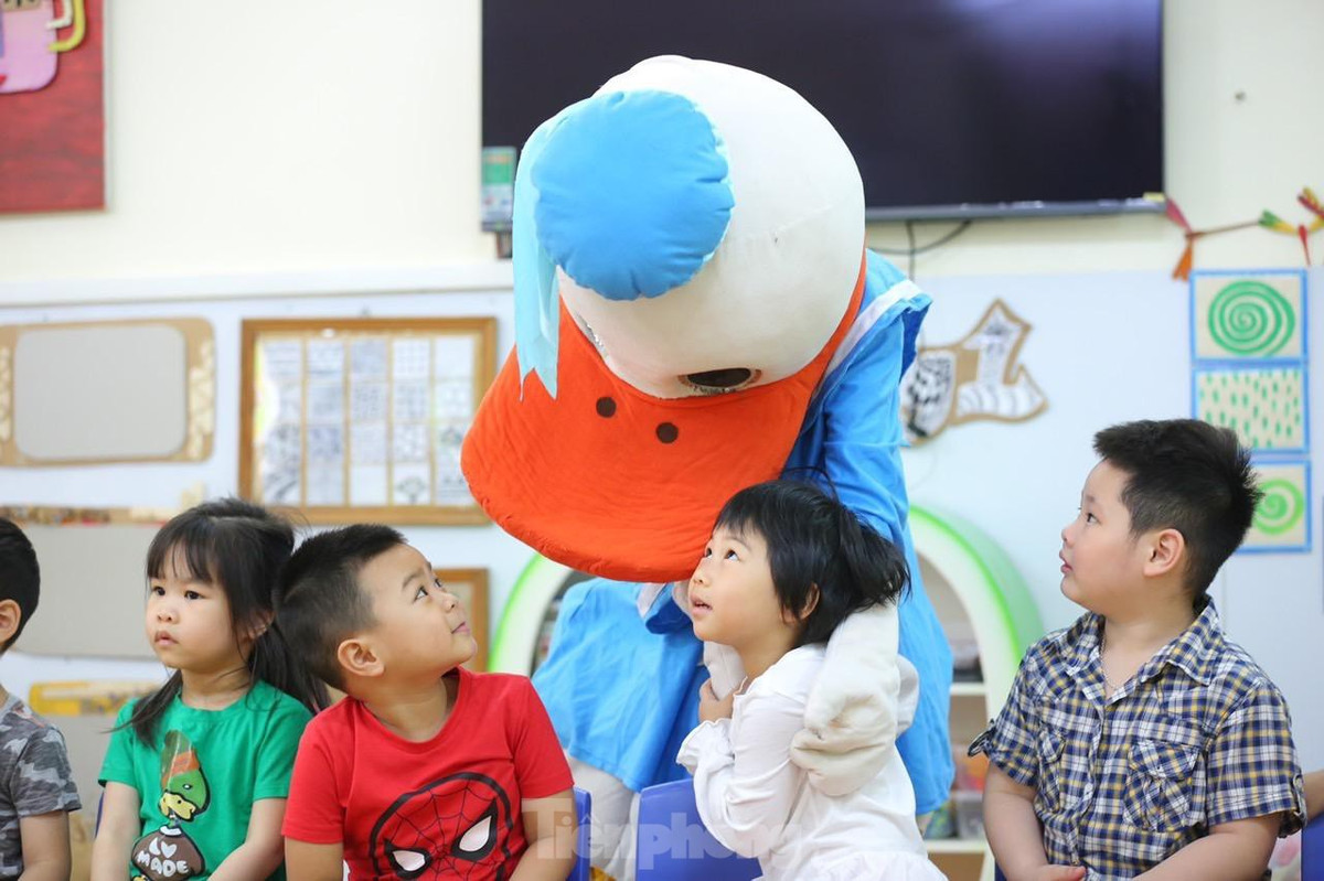 Anh Trung Kiên (quận Hai Bà Trưng) chia sẻ: “Tôi quyết định cho con đi học trở lại, tôi yên tâm khi các con quay trở lại trường học khi dịch bệnh đã được kiểm soát và công tác phòng, chống dịch của nhà trường cũng rất đảm bảo".