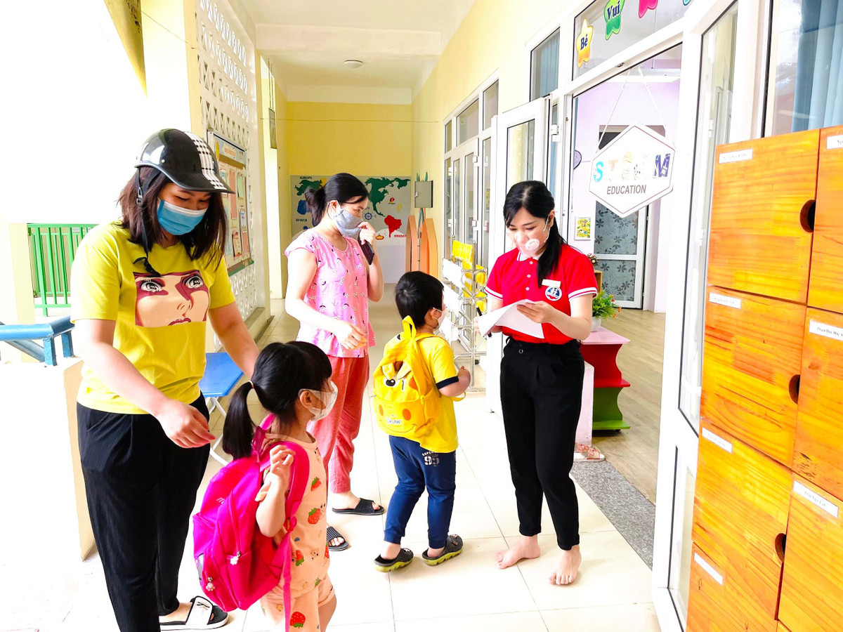 Đại diện nhà trường cho biết đã lên kế hoạch tuần đầu chủ yếu tổ chức các hoạt động vui chơi nhẹ nhàng để các em làm quen với môi trường, thầy cô, bạn bè.