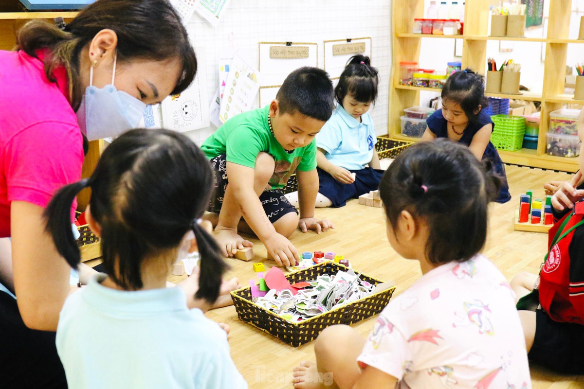 Theo thống kê của Bộ Giáo dục và Đào tạo, Hà Nội là địa phương cho trẻ mầm non nghỉ ở nhà lâu nhất. 1.145 cơ sở giáo dục mầm non của thành phố đã phải đóng cửa hoàn toàn kể từ tháng 4/2021. Sau hôm nay, toàn bộ 2,2 triệu trẻ mầm non và học sinh phổ thông ở Hà Nội được đi học trực tiếp đầy đủ.