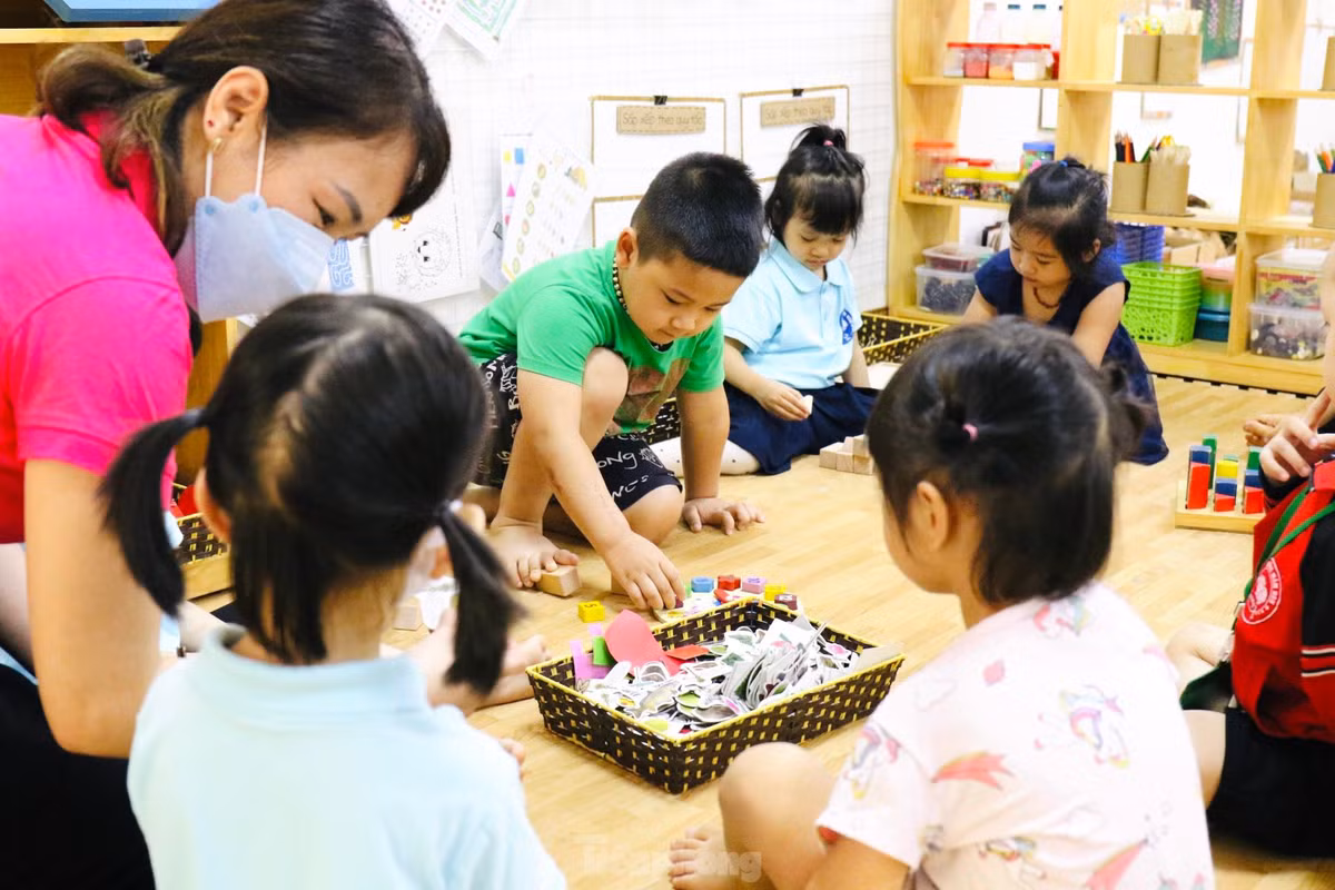 Theo thống kê của Bộ Giáo dục và Đào tạo, Hà Nội là địa phương cho trẻ mầm non nghỉ ở nhà lâu nhất. 1.145 cơ sở giáo dục mầm non của thành phố đã phải đóng cửa hoàn toàn kể từ tháng 4/2021. Sau hôm nay, toàn bộ 2,2 triệu trẻ mầm non và học sinh phổ thông ở Hà Nội được đi học trực tiếp đầy đủ.