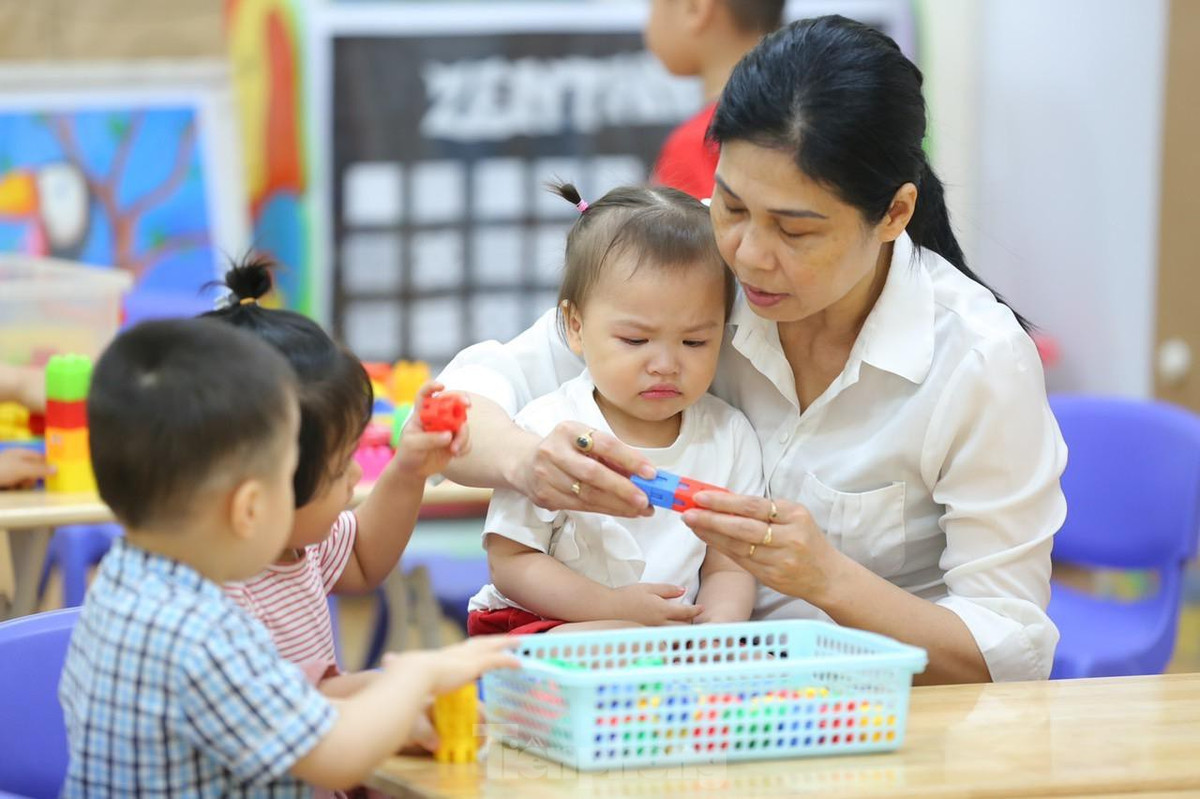 Với các lớp nhỏ 2 tuổi, khá nhiều các con mếu máo, lạ lẫm khi đến lớp học hôm nay. Các cô giáo phải mất khá nhiều thời gian dỗ dành, ổn định cho các con.