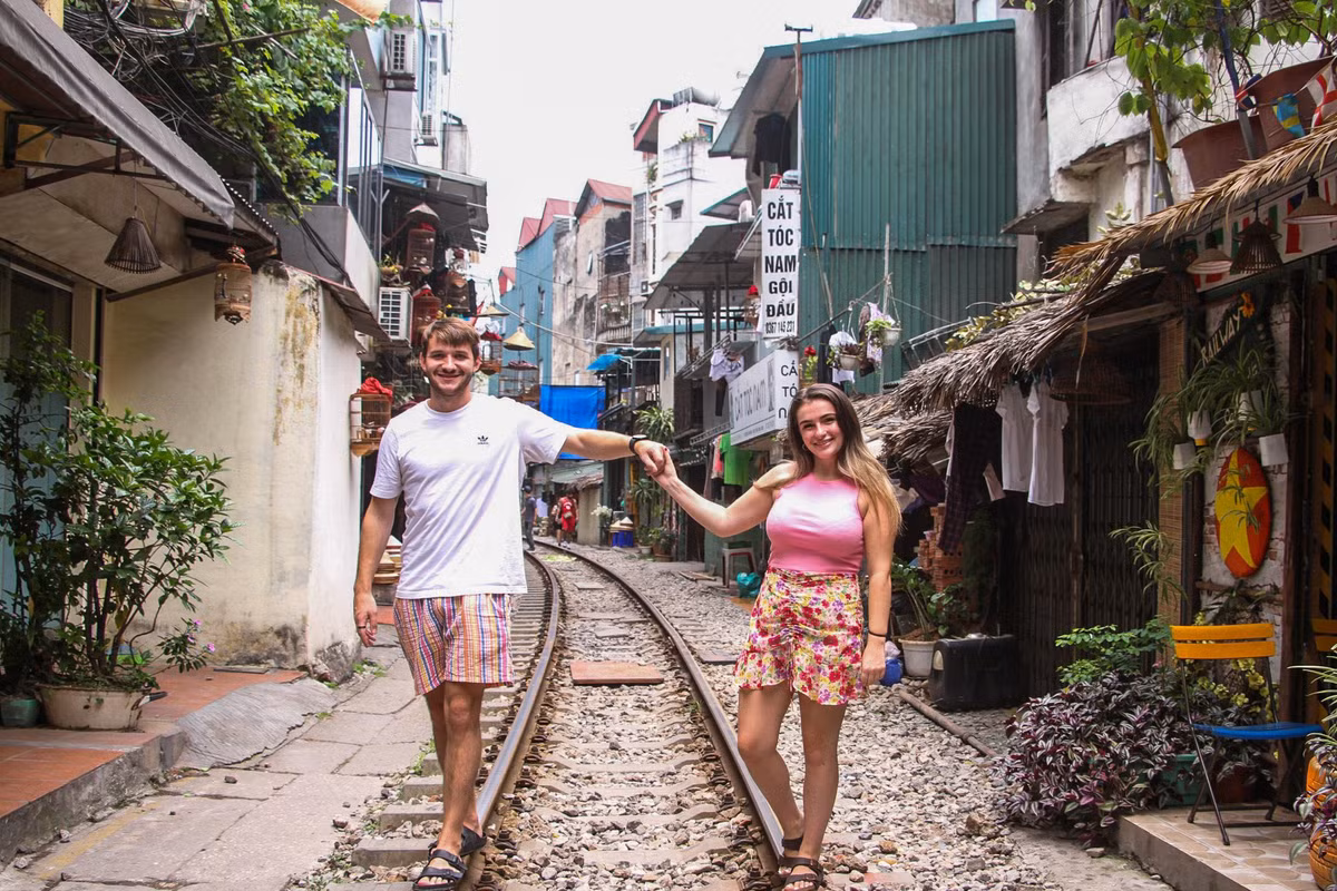 Pho ca phe duong tau 'ruc rich' mo cua tro lai-Hinh-3