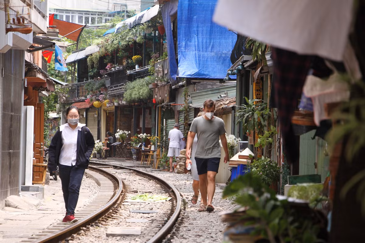 Pho ca phe duong tau 'ruc rich' mo cua tro lai-Hinh-8