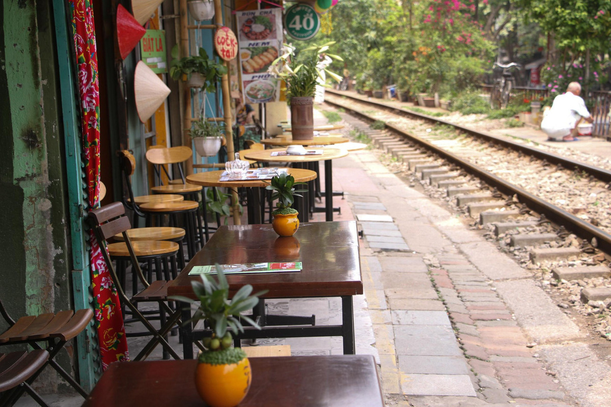 Pho ca phe duong tau 'ruc rich' mo cua tro lai-Hinh-5