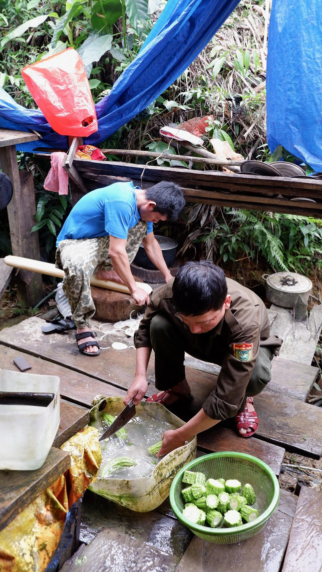 Sau mỗi ngày tuần tra mệt nhọc, anh em lại lán trại để xúm tay nấu ăn. Thực phẩm mỗi tuần, anh em thay nhau cõng vào đây để duy trì cuộc sống giữa rừng sâu.
