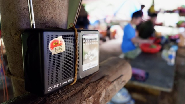 Giữa rừng già, không có sóng điện thoại, chiếc radio trở thành phương tiện, kênh giải trí duy nhất của anh em.