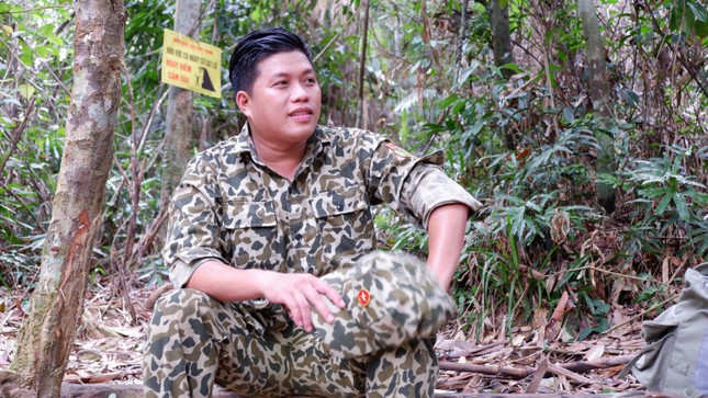 Mồ hôi ướt đẫm nhưng anh em không ai than mệt vì họ đã quá quen với những chuyến đi băng rừng, trèo đèo lội suối.