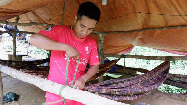 Tính đến tháng 3/2022, Ban quản lý Vườn quốc gia Sông Thanh đã ký với 236 hợp đồng lao động chuyên trách bảo vệ rừng. Đây là lực lượng nòng cốt để thực hiện công tác quản lý bảo vệ rừng, tuần tra, kiểm tra rừng, phân công bố trí làm việc tại Văn phòng Ban quản lý, Đội cơ động bảo vệ rừng và các Trạm quản lý bảo vệ rừng trực thuộc.