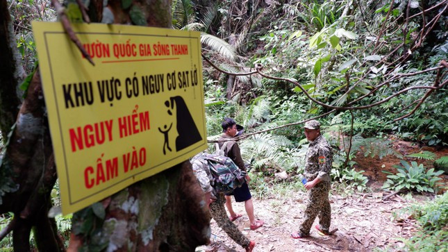 Xung quanh khu vực bãi vàng đã bị đánh sập các biển cảnh báo nguy hiểm đã được cắm lên.