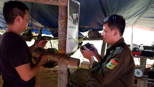 Nhưng để bắt được sóng radio không hề dễ. Anh em phải nối dây diện để làm ăng-ten, rồi tỉ mẩn dò "sóng lạc", nhưng phải hồi lâu mới bắt được sóng chuẩn để nghe tình hình thời sự bên ngoài.