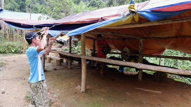 Lán trại tạm bợ được dựng lên để làm chỗ nghỉ ngơi cho anh em bảo vệ rừng ở khe Tà Vạt.