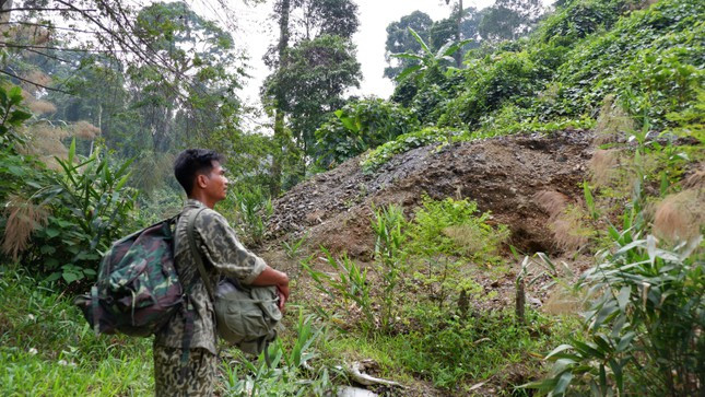 Một miệng hầm vàng cũ tại bãi vàng khe Tà Vạt cũ sau khi bị đánh sập hồi tháng 6/2021. Hơn 6 tấn thuốc nổ đã được lực lượng chức năng huy động người để gánh, cõng vào đây.