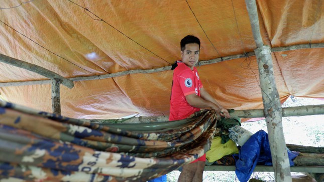 Bnước Nam (22 tuổi) thành viên trẻ tuổi nhất tại trạm bảo vệ Khe Tà Vạt đang chuẩn bị võng để cho anh em ngủ. "Hơn 1 năm ngủ võng, em đã quen rồi. Giờ về ngủ giường không ngủ được" Nam chia sẻ.