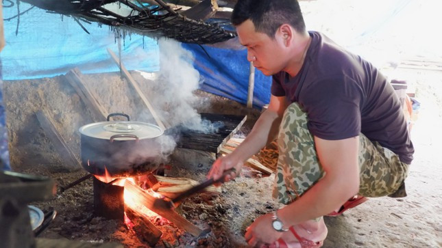 Người đun lửa, nấu cơm, nấu nước.