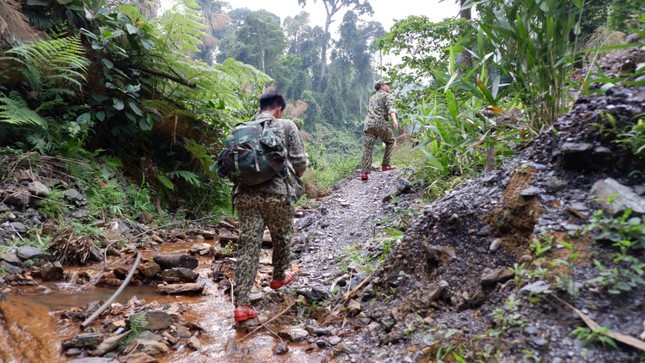 Để bảo vệ rừng, hàng ngày anh em phải băng rừng lội suối để đến các điểm trước đây thường xuyên xảy ra phá rừng, khai thác vàng trái phép.
