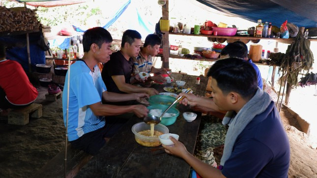 Hơn 1 năm nay, họ đã quen với nhịp sống xa nhà và những bữa ăn đơn sơ, đạm bạc như thế này.