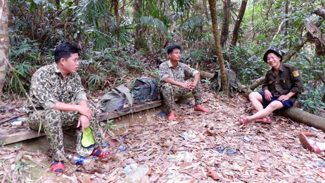 Phút nghỉ ngơi trên đường tuần tra làm nhiệm vụ, bảo vệ rừng.