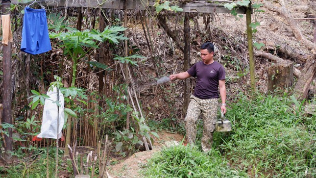 Để có thêm nguồn thực phẩm, anh em tăng gia, chăm bón từng cây rau xung quanh lán trại.