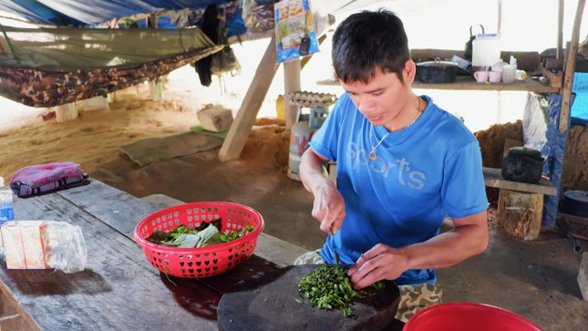 Người thái rau nấu canh.