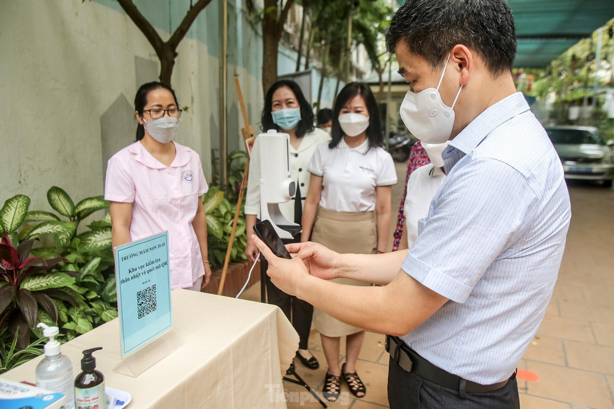 Phó Chủ tịch UBND thành phố Hà Nội Chử Xuân Dũng ngày 8/4, đã ký văn bản đồng ý với Tờ trình của Sở GD&amp;ĐT về việc cho trẻ mầm non được trở lại trường học trực tiếp và cho phép các trung tâm khác thực hiện nhiệm vụ giáo dục thường xuyên thuộc 30 quận, huyện, thị xã được tổ chức hoạt động giáo dục sau thời gian tạm dừng đến trường để phòng, chống dịch COVID-19. Theo đó, trẻ mầm non của các cơ sở giáo dục mầm non thuộc 30 quận, huyện, thị xã sẽ đi học trực tiếp từ 13/4. Theo phương án của Sở GD&amp;ĐT, trên cơ sở tự nguyện, đồng thuận của cha mẹ học sinh, các cơ sở giáo dục mầm non tổ chức chăm sóc, nuôi dưỡng, giáo dục trẻ theo kế hoạch dạy học của trường và tổ chức hoạt động bán trú, dạy học 2 buổi/ngày.