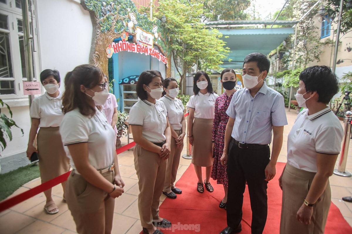 Ông Nguyễn Quốc Hoàn, phó chủ tịch quận Hoàn Kiếm hỏi thăm đội ngũ giáo viên sau gần 1 năm không được đến trường.