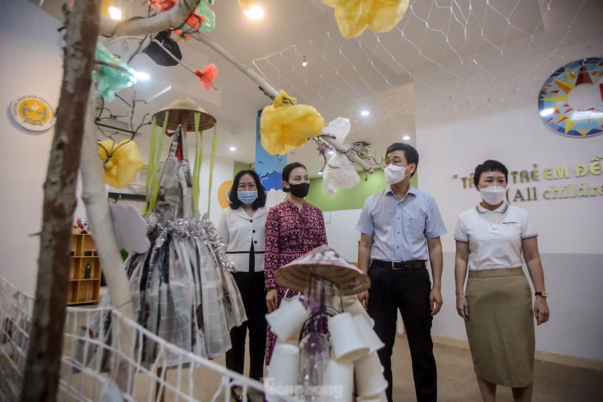 Đoàn công tác của quận Hoàn Kiếm đã đến kiểm tra việc chuẩn bị đón học sinh đến trường tại 3 trường Mầm non chất lượng cao 20/10, trường Mẫu giáo mầm non A, Mầm non Quang Trung.